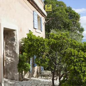 Logis Et La Flambee Du Luberon Hotel